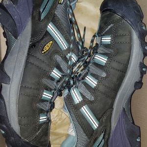 New Women's Keen Hiking shoes  size 9 1/2  $45.00